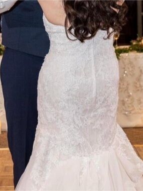 David’s Bridal White Lace Mermaid Wedding Dress size 6